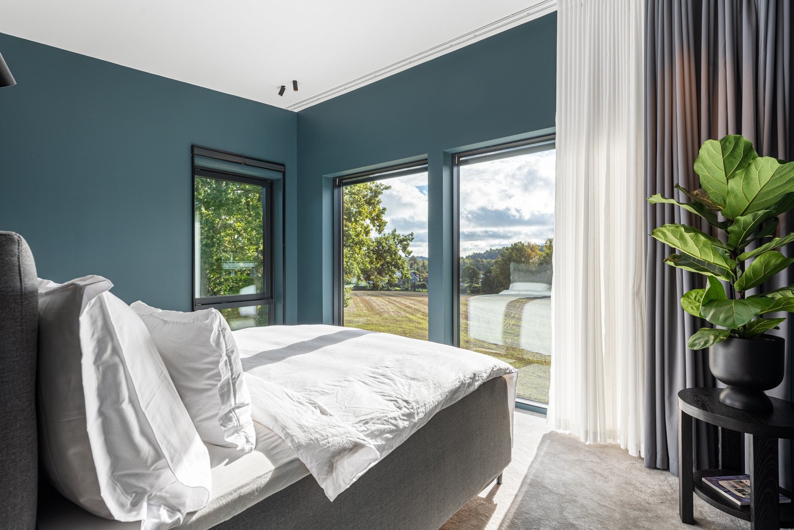 Delikat og lunt hovedsoverom. Her er det doble gardiner for å oppnå den ultimate hotellfølelsen. Galleribilde