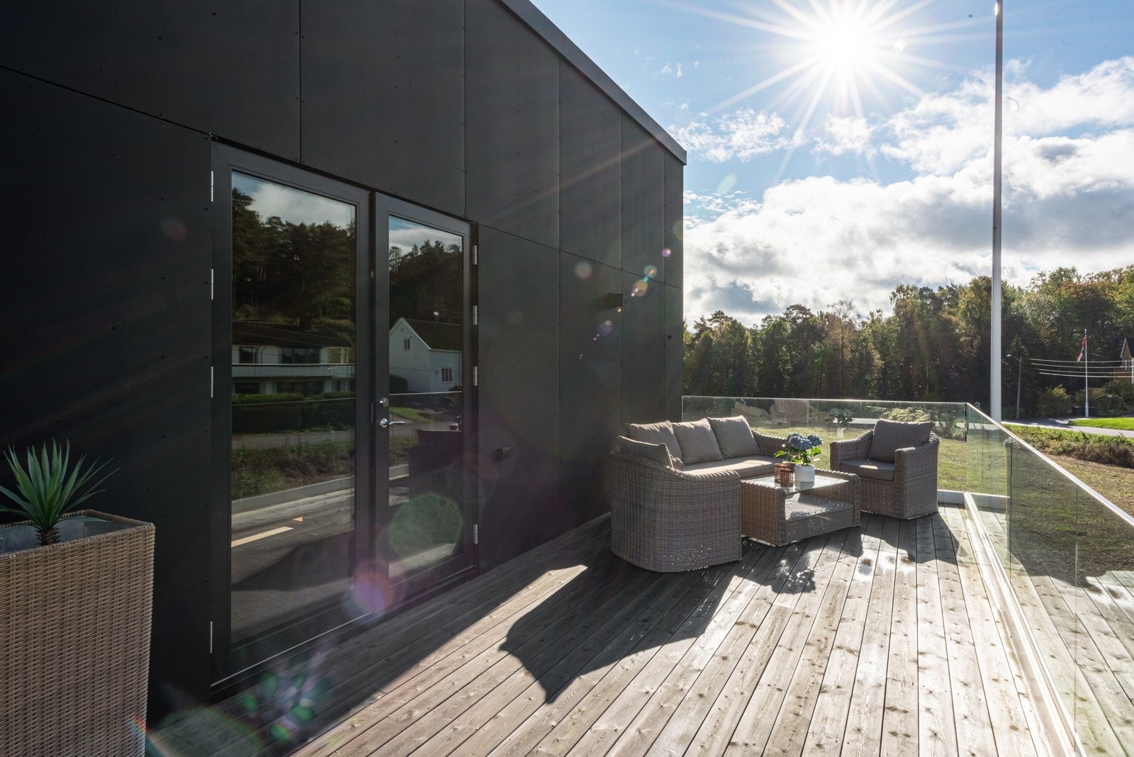 Det er direkte utgang til en stor vestvendt terrasse, hvor man kan nyte ekstra gode solforhold Galleribilde