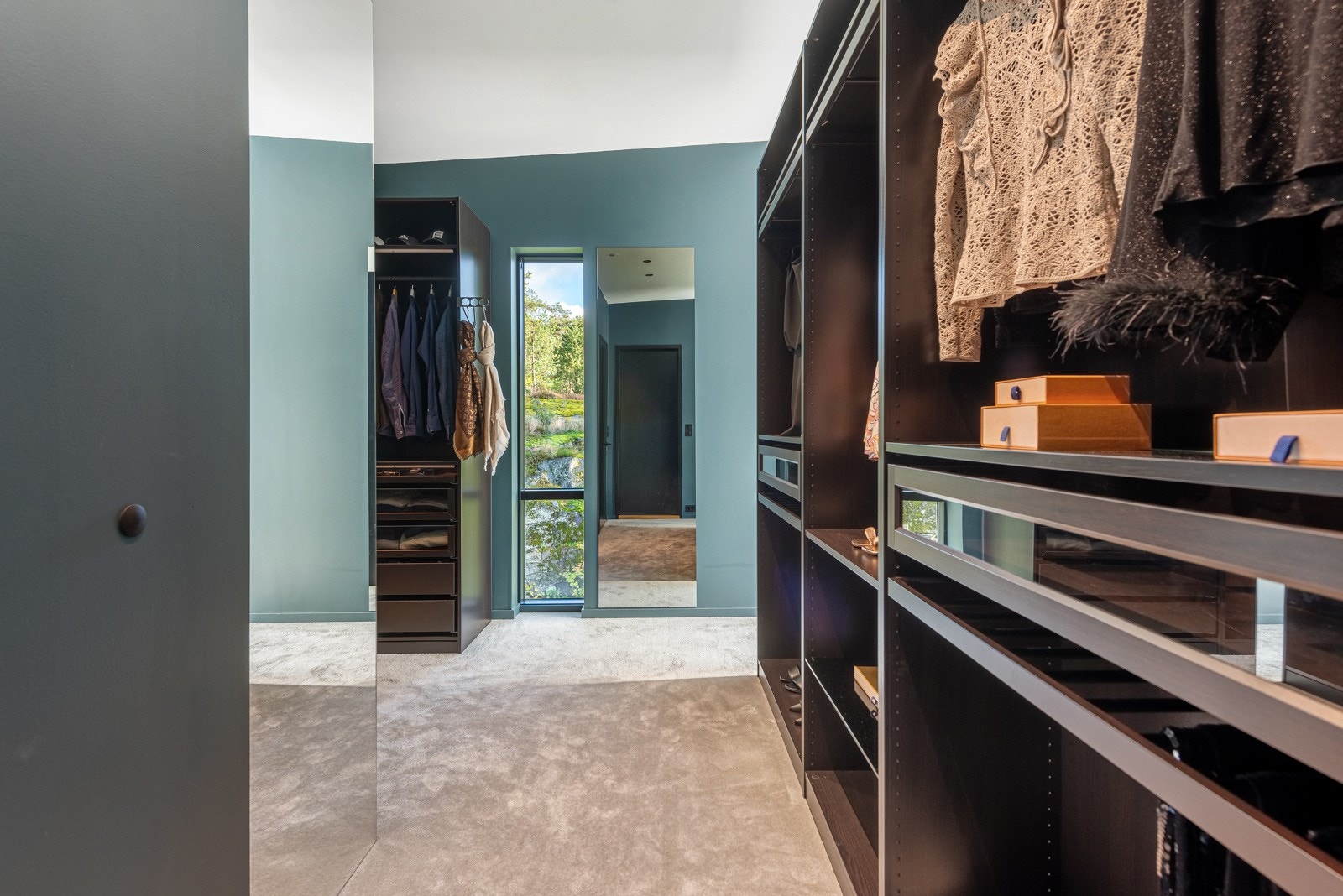 Glassmester har montert speil tilpasset målene på stammene på walk in, slik at rommet føles større Galleribilde