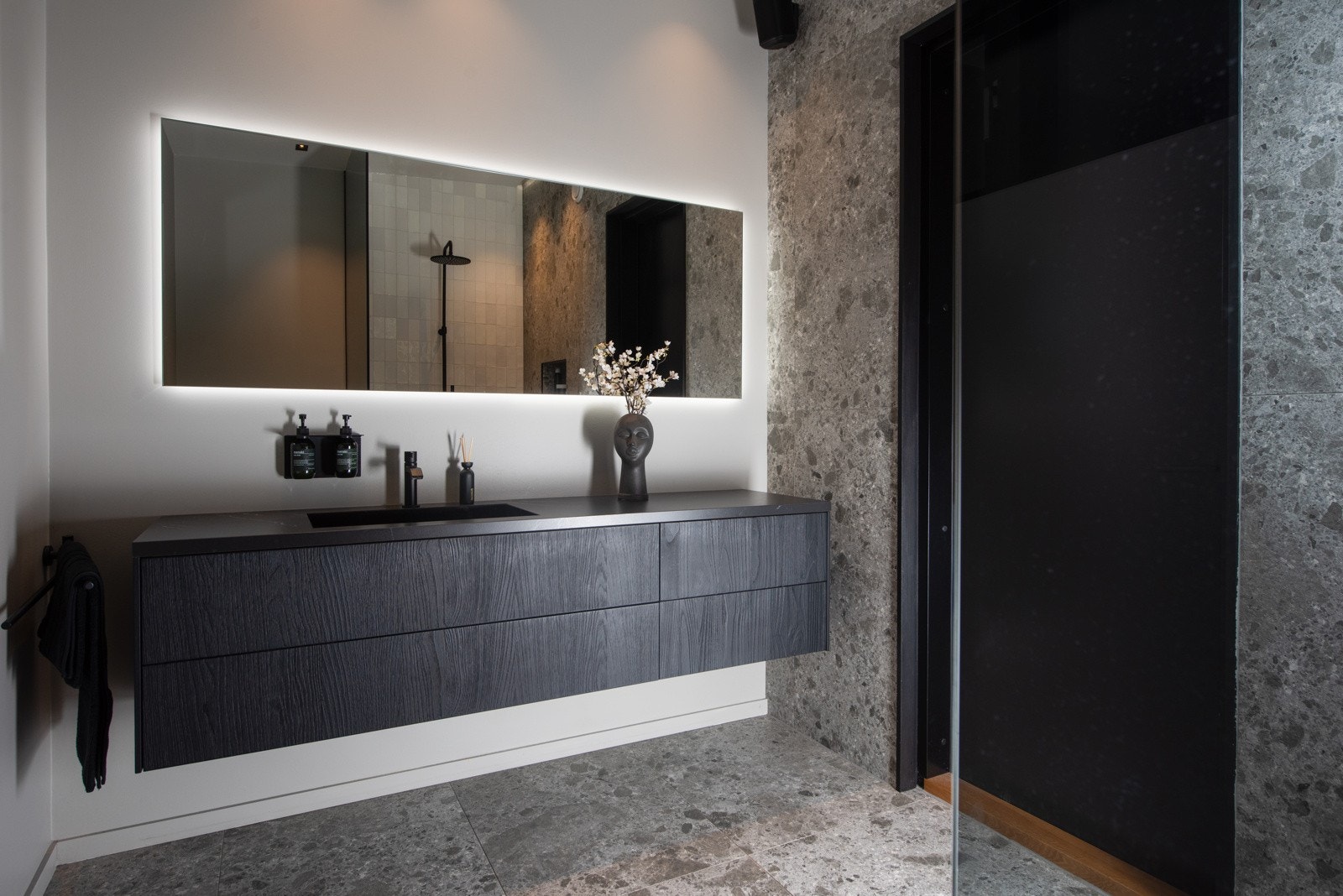 Badene har delvis flis og våtromsmaling. Dette gjør at man kan skifte farge på badet for å få et annet uttrykk Galleribilde