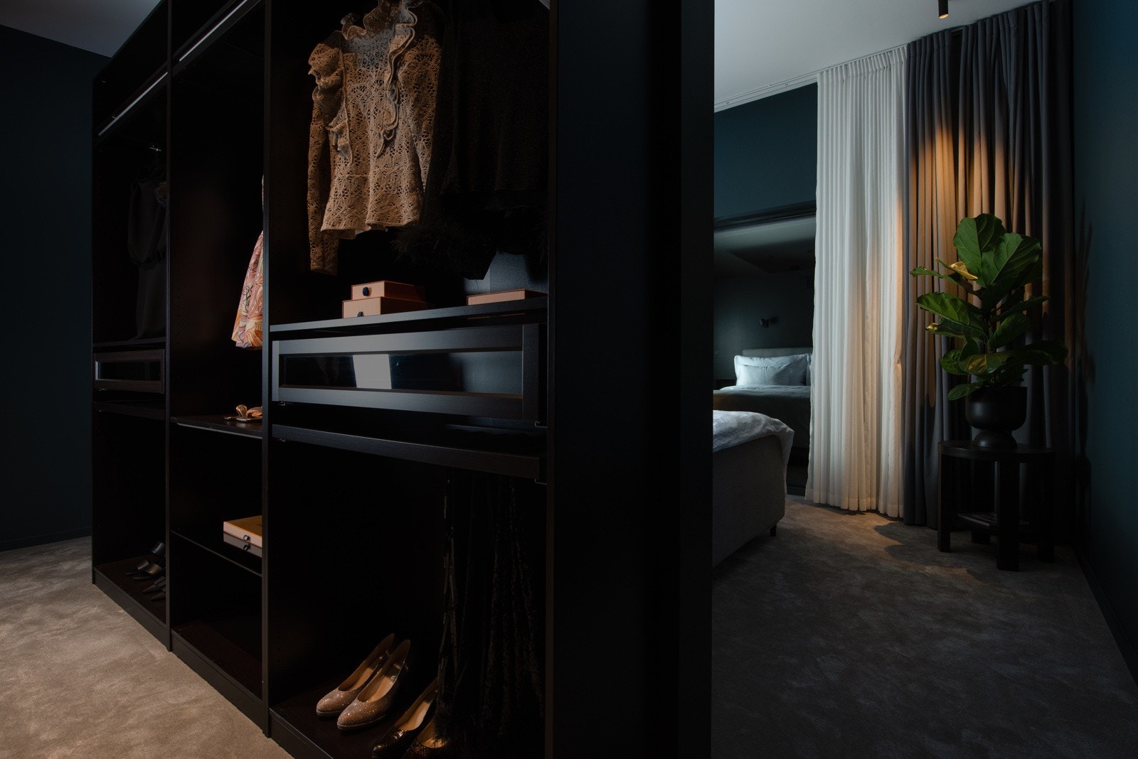 På hovedsoverommet er det eget walk-in closet og eget bad Galleribilde