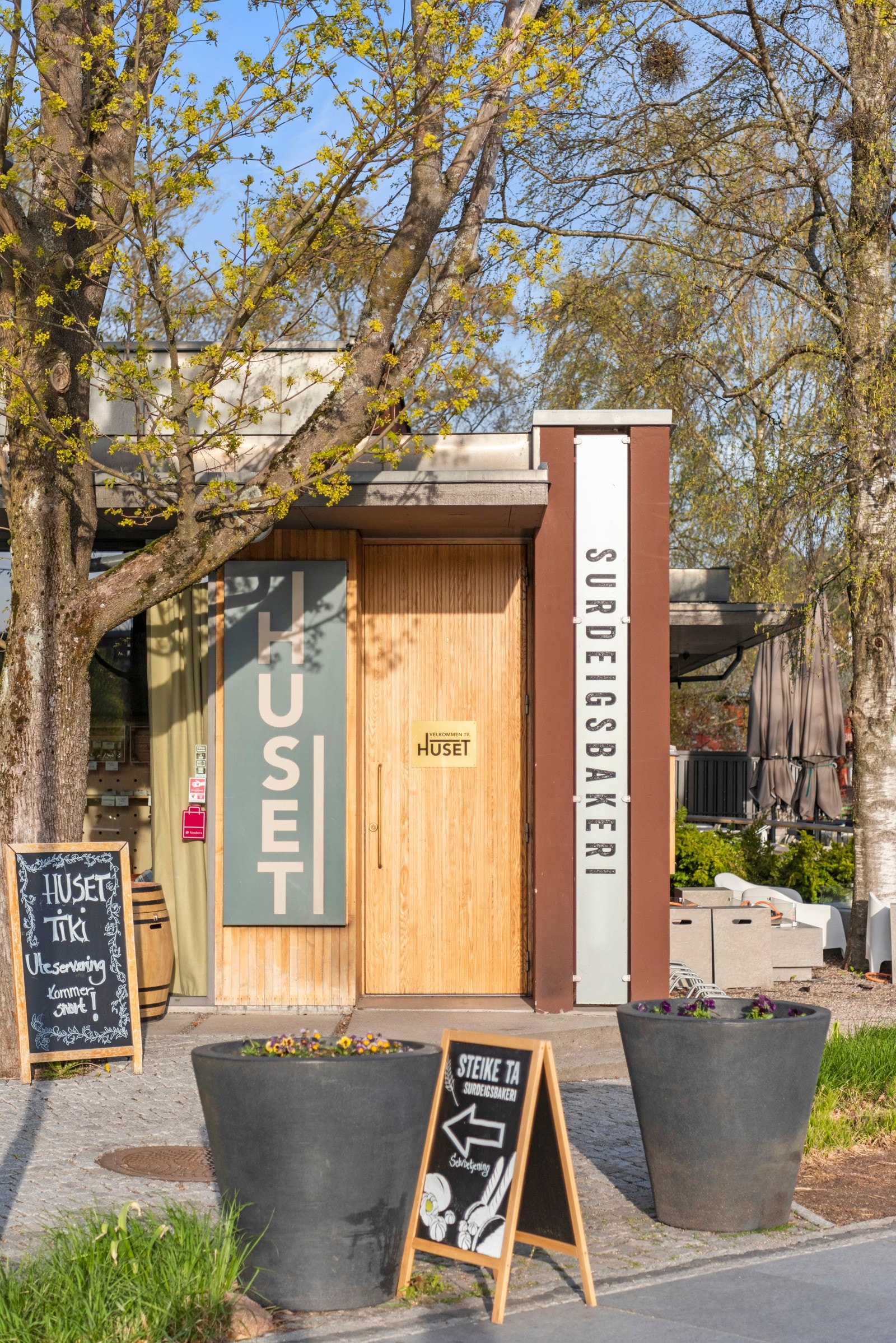 Kort vei til Huset med god mat, drinkbar og uteservering Galleribilde