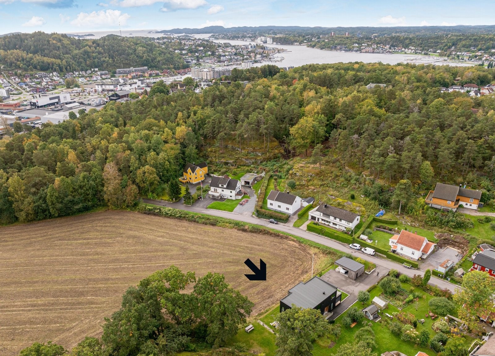 En rolig og landlig beliggenhet, men likevel under 2 km til byen, jernbanen - perfekt for deg som pendler og fjorden Galleribilde