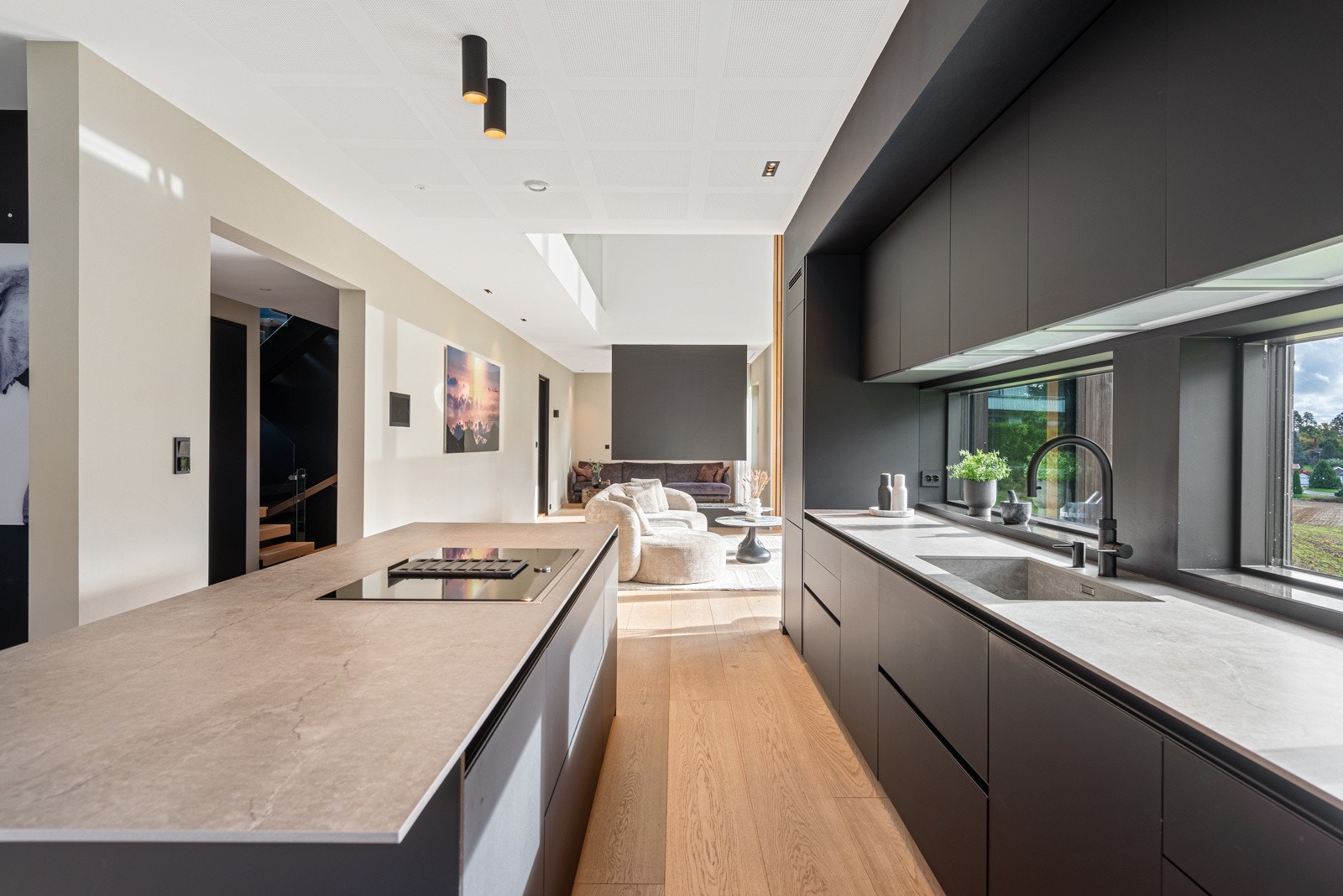 Stue og kjøkken ligger i åpen løsning, som gir et svært sosialt og åpent allrom Galleribilde