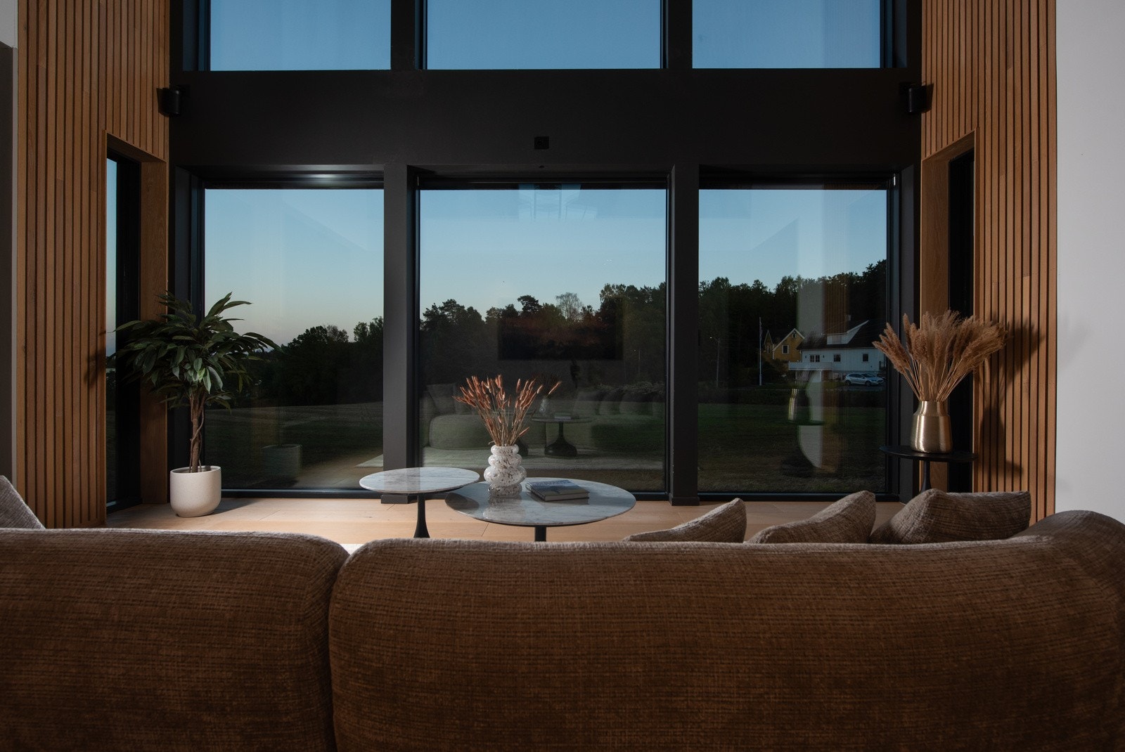 Alle vinduer og dører er fra Albinvindu AS hvor det er 40% solskjerming i glasset. Det er motoriserte screens på nesten alle vinduer mot sør Galleribilde