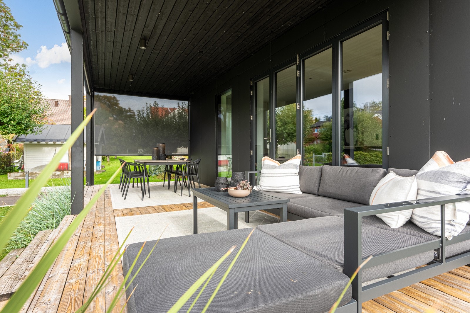 Fra kjøkkenet er det direkte utgang til en herlig vestvendt terrasse Galleribilde