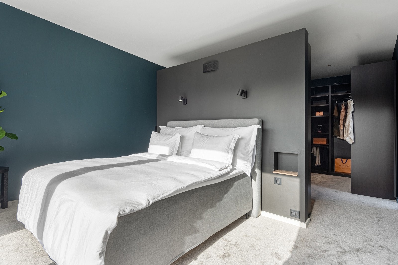 Vegg-til-vegg teppet er fra Fargerike Bjørvik. Veggen bak sengen har integrerte nisjer som nattbord Galleribilde