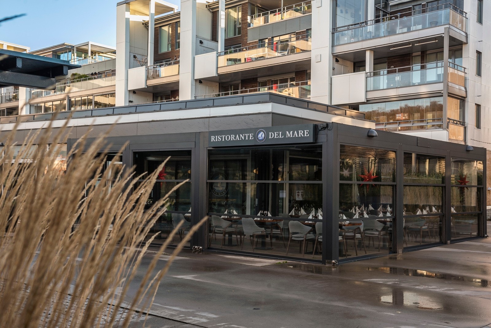 Ulike restauranter finner man langs bryggekanten, bla Del Mare som byr på italienske retter Galleribilde