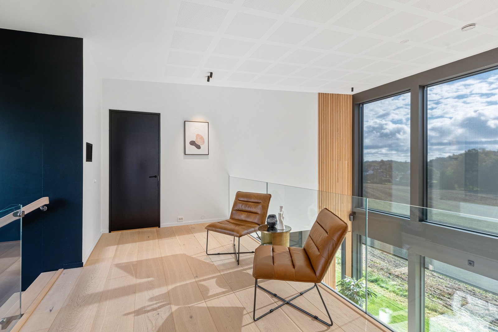 Fra høyden i 2.etasje kan du nyte en kopp kaffe når morgensolen kommer tittende inn Galleribilde