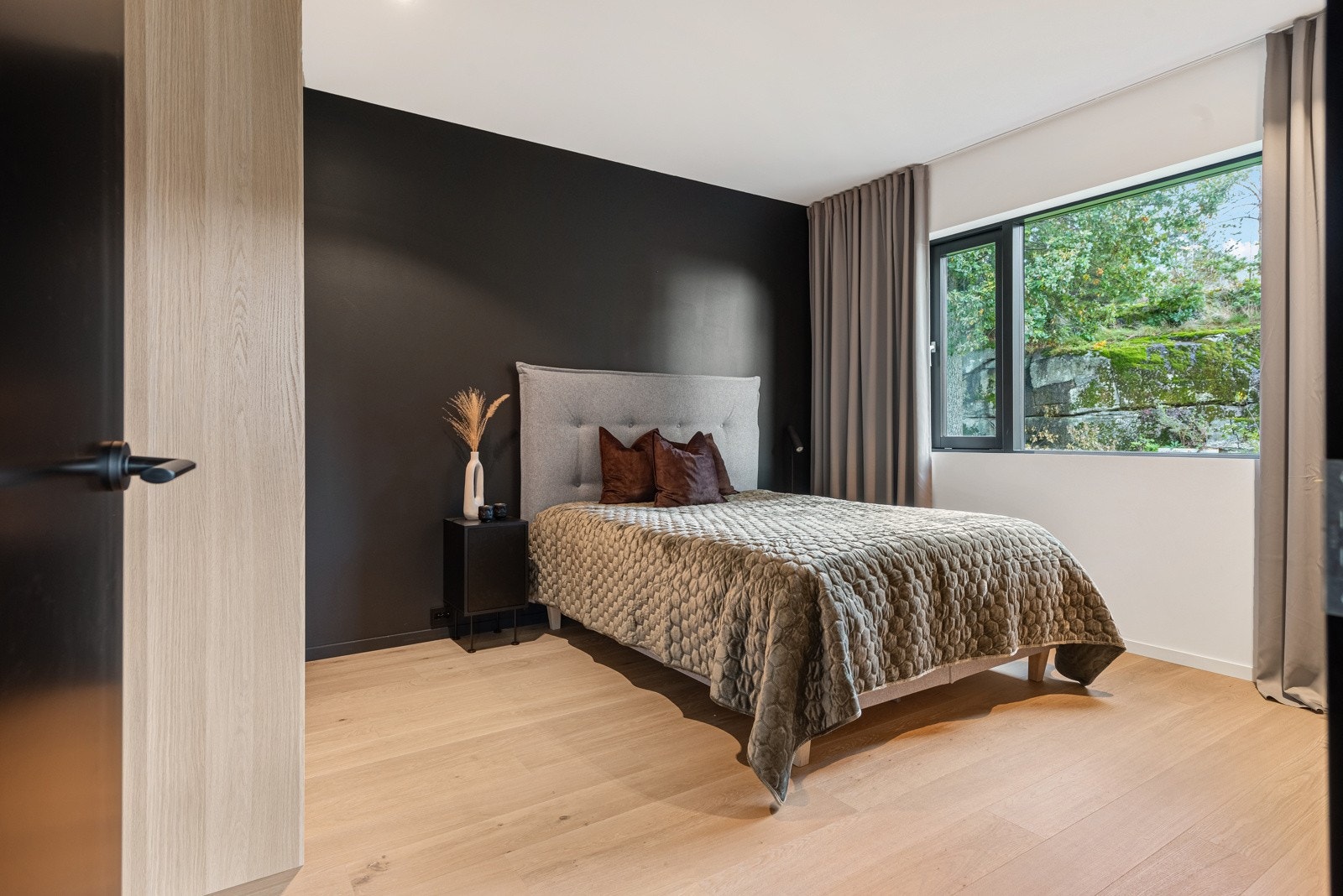 I 1.etasje er det et stort soverom, perfekt for gjester som kommer på overnattingsbesøk Galleribilde