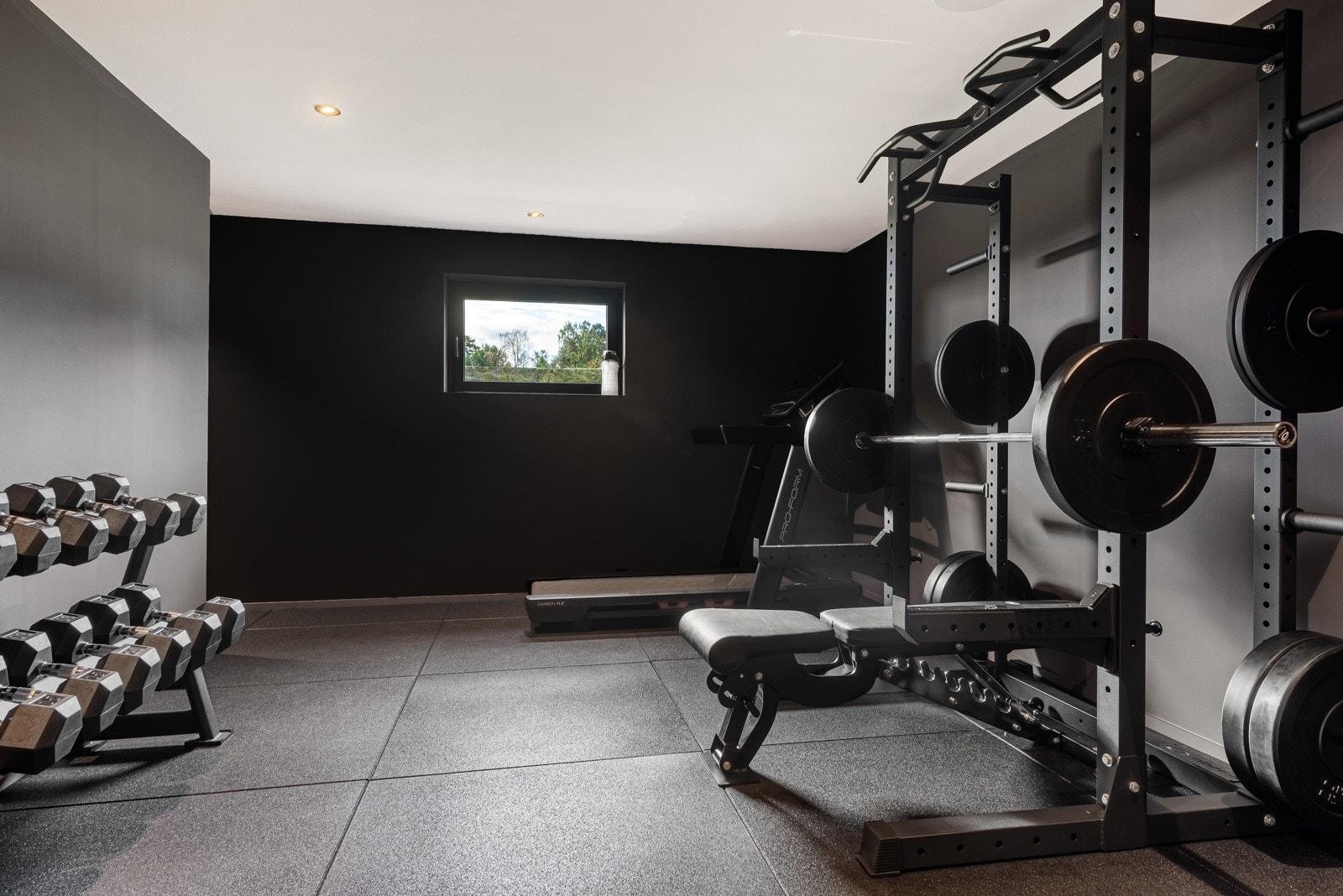 Her har du god plass til treningsrom, hobbyrom eller hva annet du måtte trenge Galleribilde