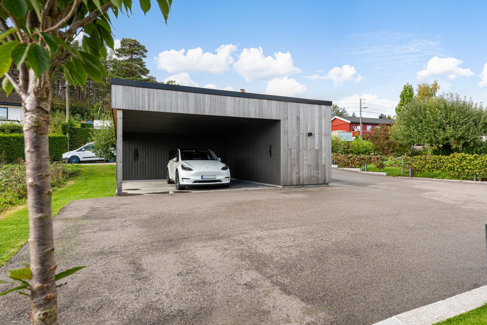 Her er det god plass til familiens kjøretøy. Det er dobbel carport som ligger plassert i gårdsplassen mot Fjellheimveien Galleribilde