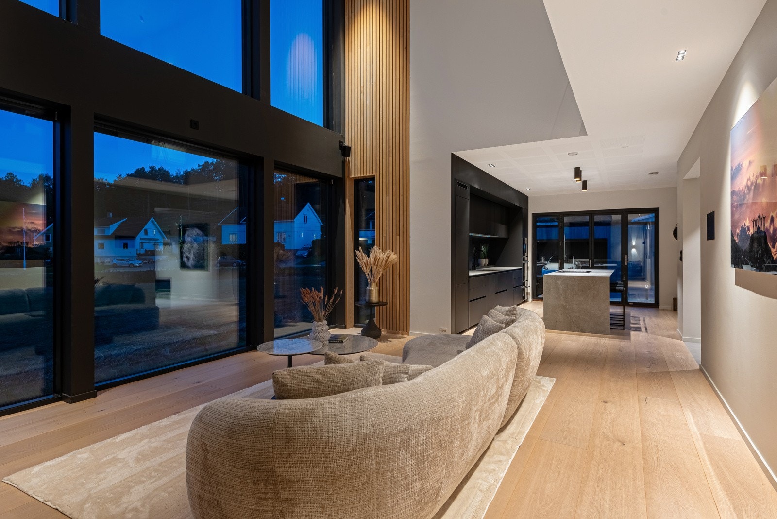 Spileveggene i eik setter et unikt preg på designet og arkitekturen i stuen Galleribilde