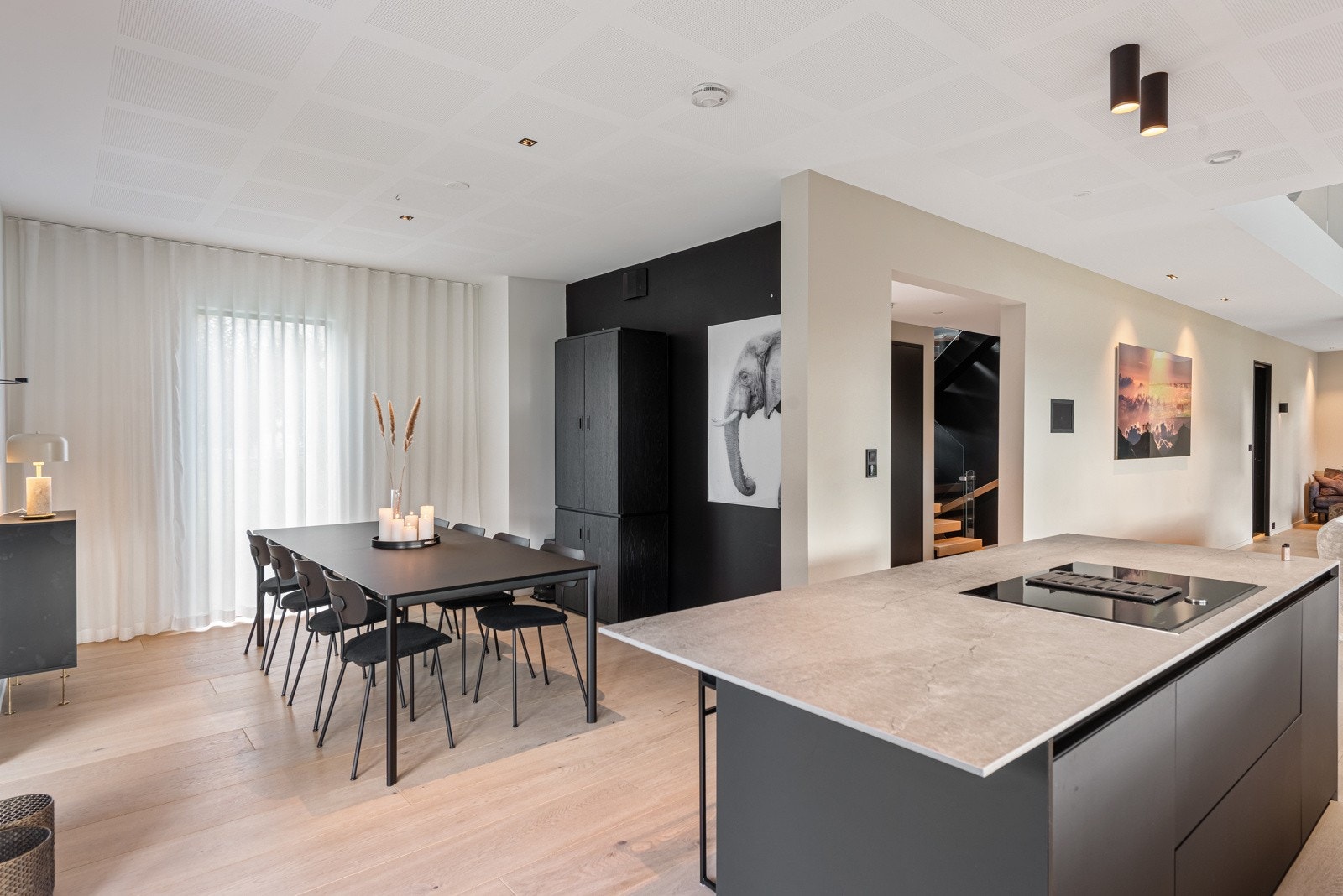 Spisestuen ligger i tilknytning til kjøkkenet, så her kan gjestene prate med kokken Galleribilde