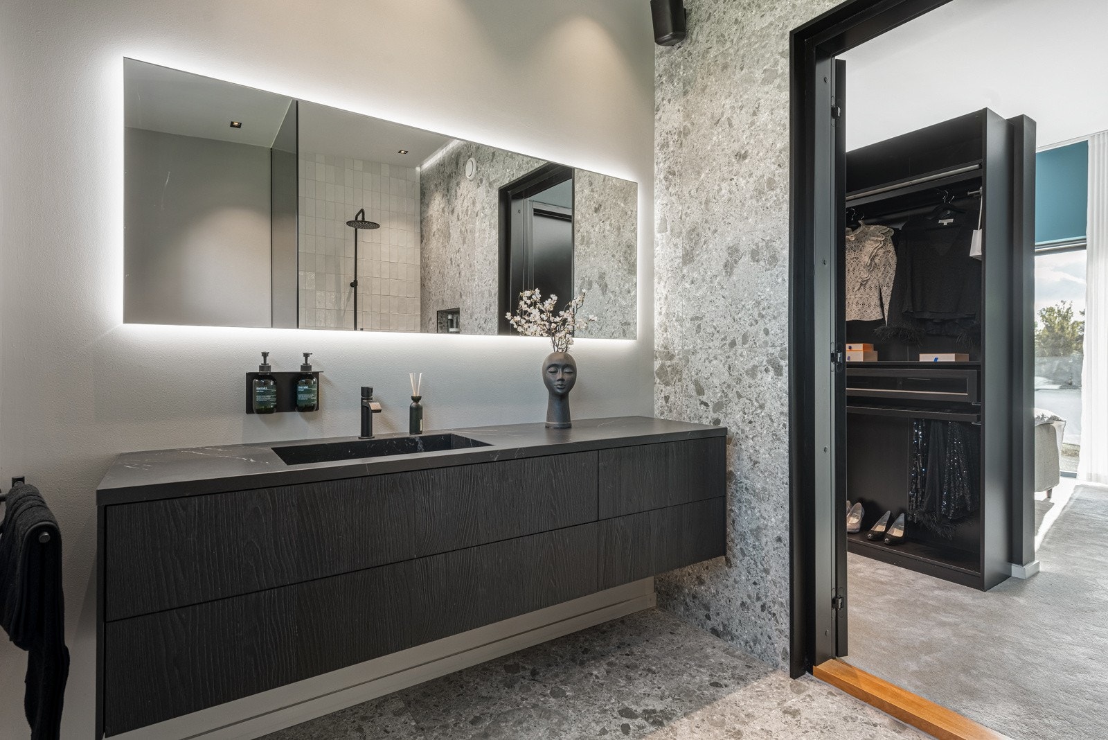 På masterbadet er det sotet dusjvegg som går helt opp til himlingen. Alle badene og flisene er fra Bella Bad (Bella Studio i Oslo) Galleribilde