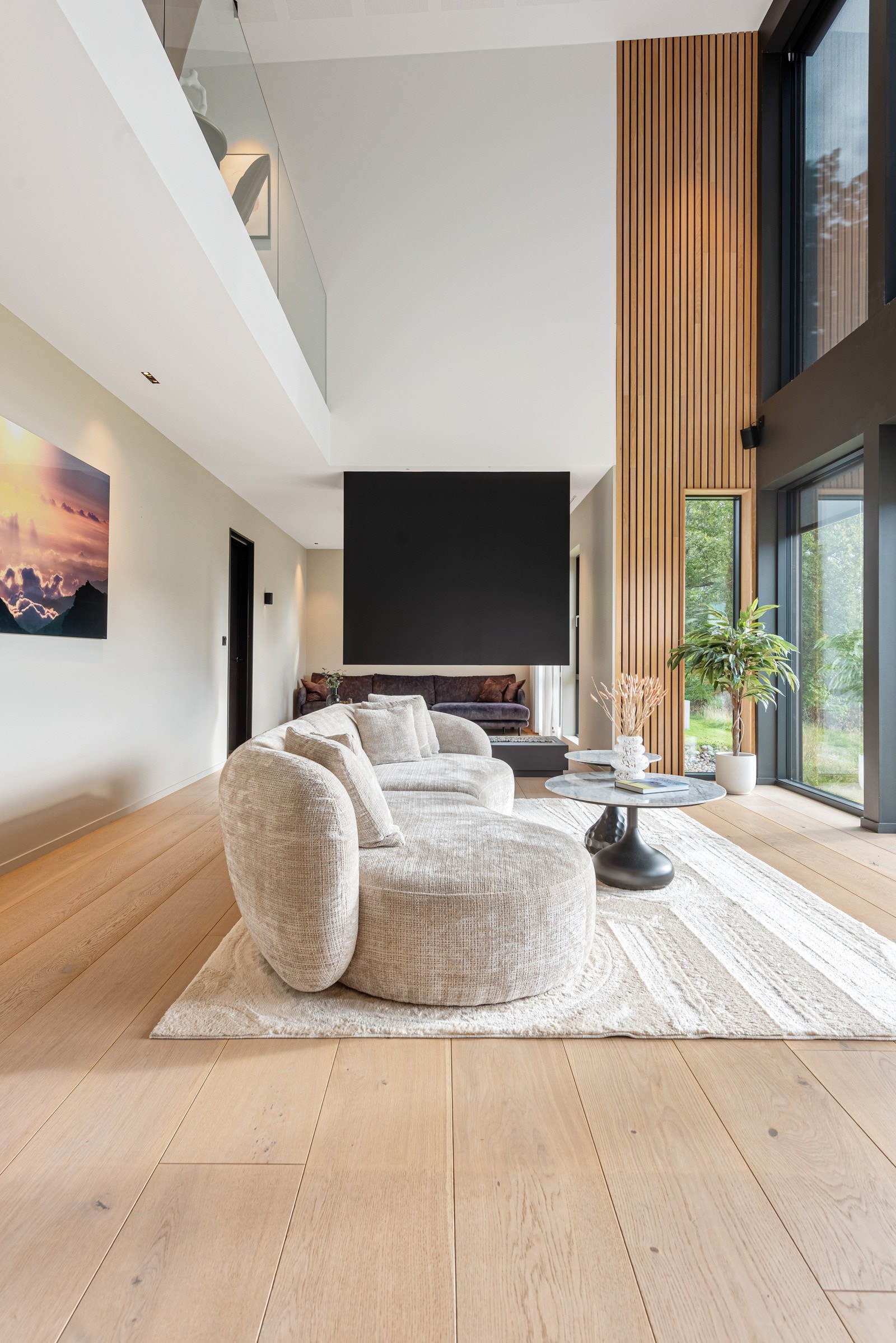 Stue og kjøkken strekker seg fra øst til vest i 1. etg. Galleribilde