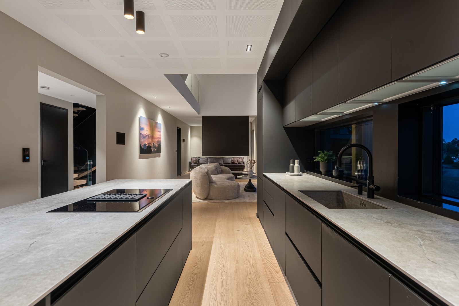 Frontene er sort 9000 matt, med Fenix løsning med nano teknologi. Benkeplaten er fra Dekton og heter Soke Galleribilde