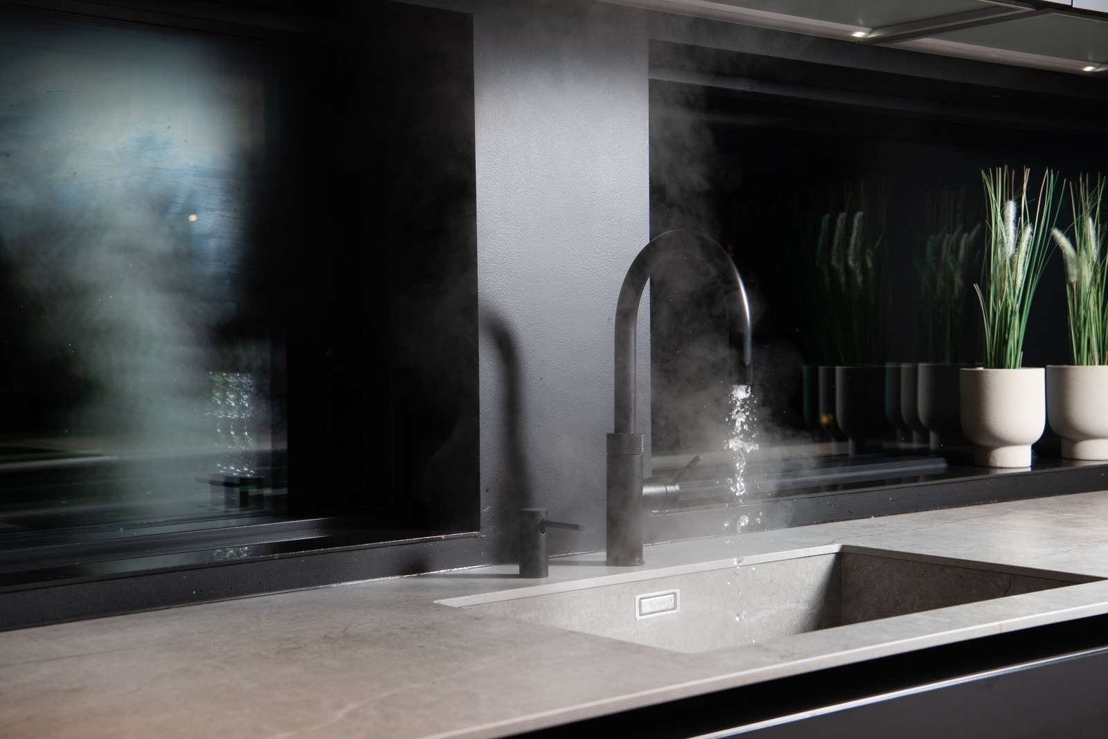 Sort Quooker kran med uttrekk som gir kokende vann på sekunder! Galleribilde