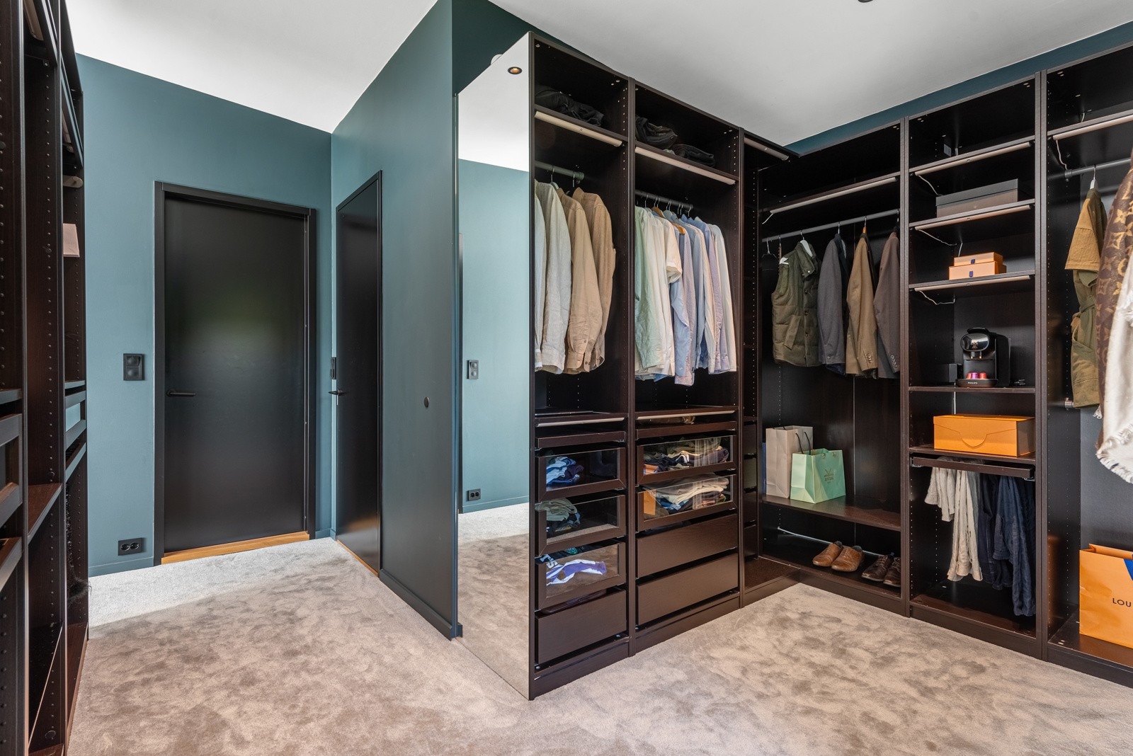 Det er bygget vegg tilpasset mål på walk in garderoben Galleribilde