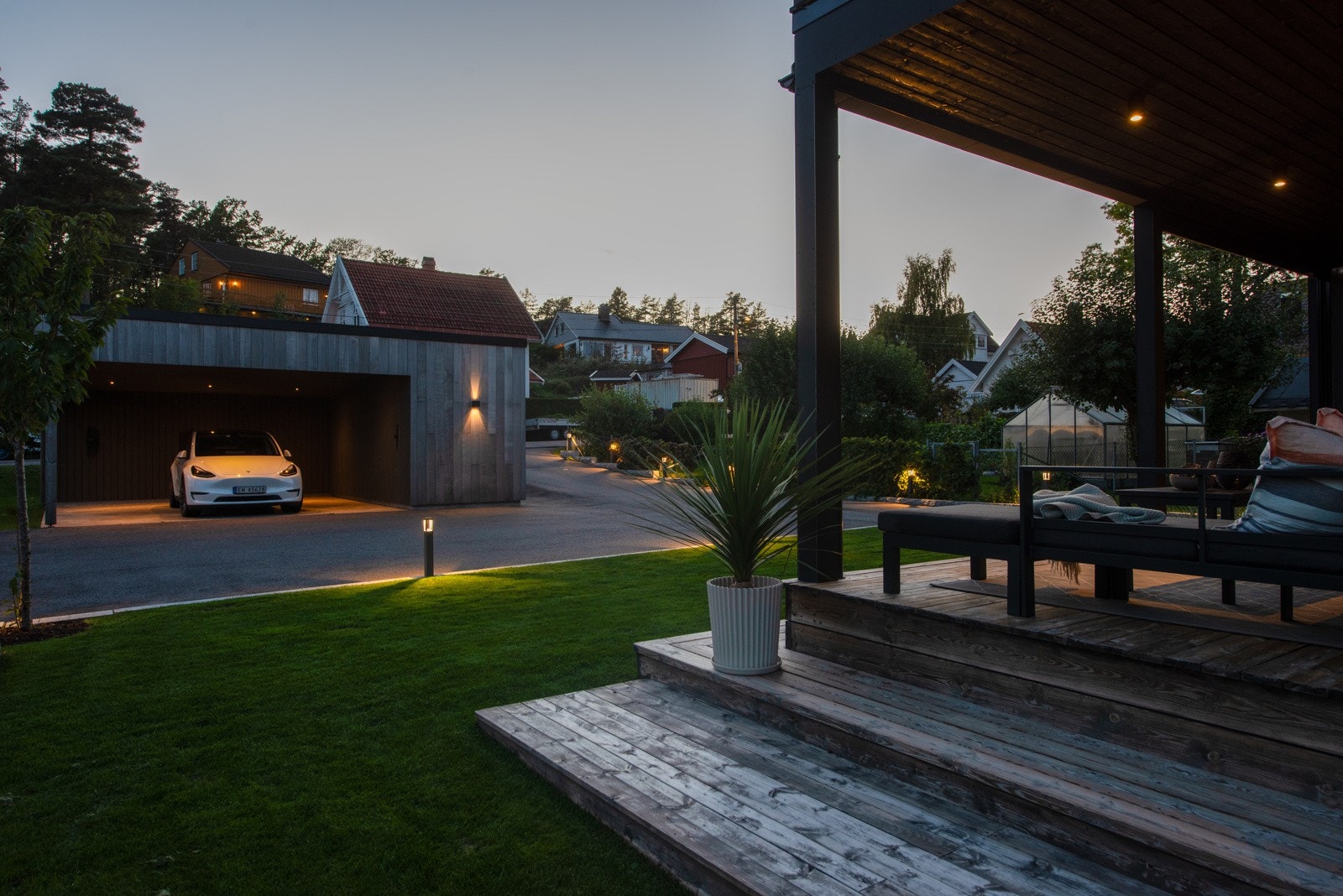 Flotte kantsteiner og asfaltert gårdsplass møter deg når du ankommer boligen Galleribilde