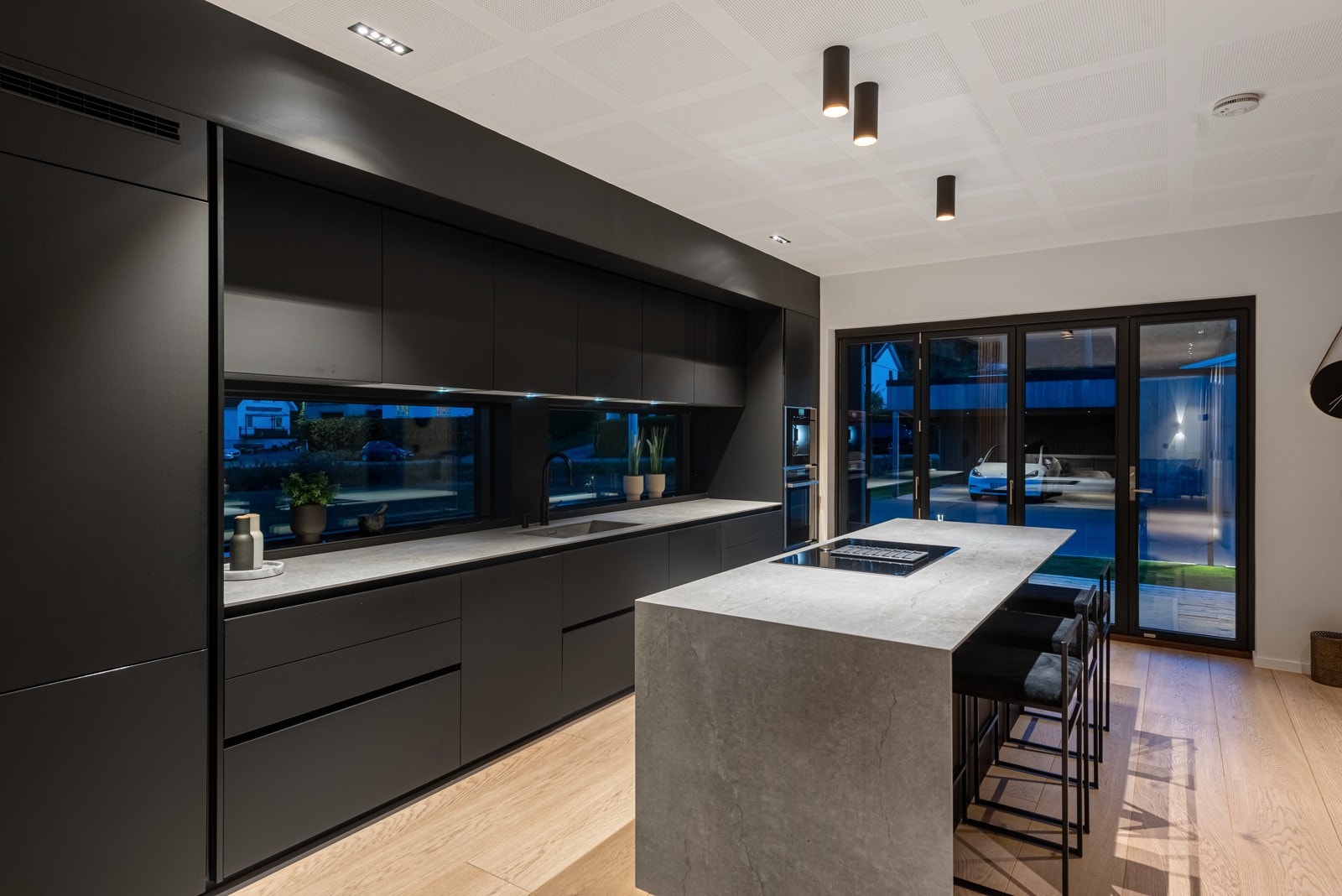 Hvitevarene og benkeventilatoren er fra NEFF Galleribilde