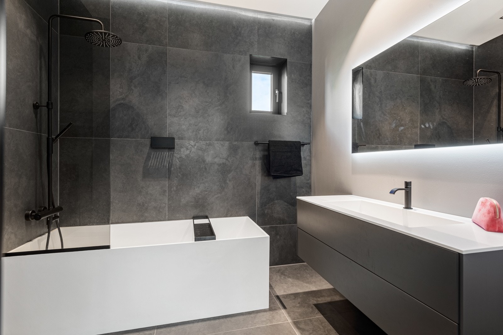 Baderommet i 2.etasje er også perfekt som eget baderom for de minste. Her er det badekar, perfekt for barnefamilier! Galleribilde