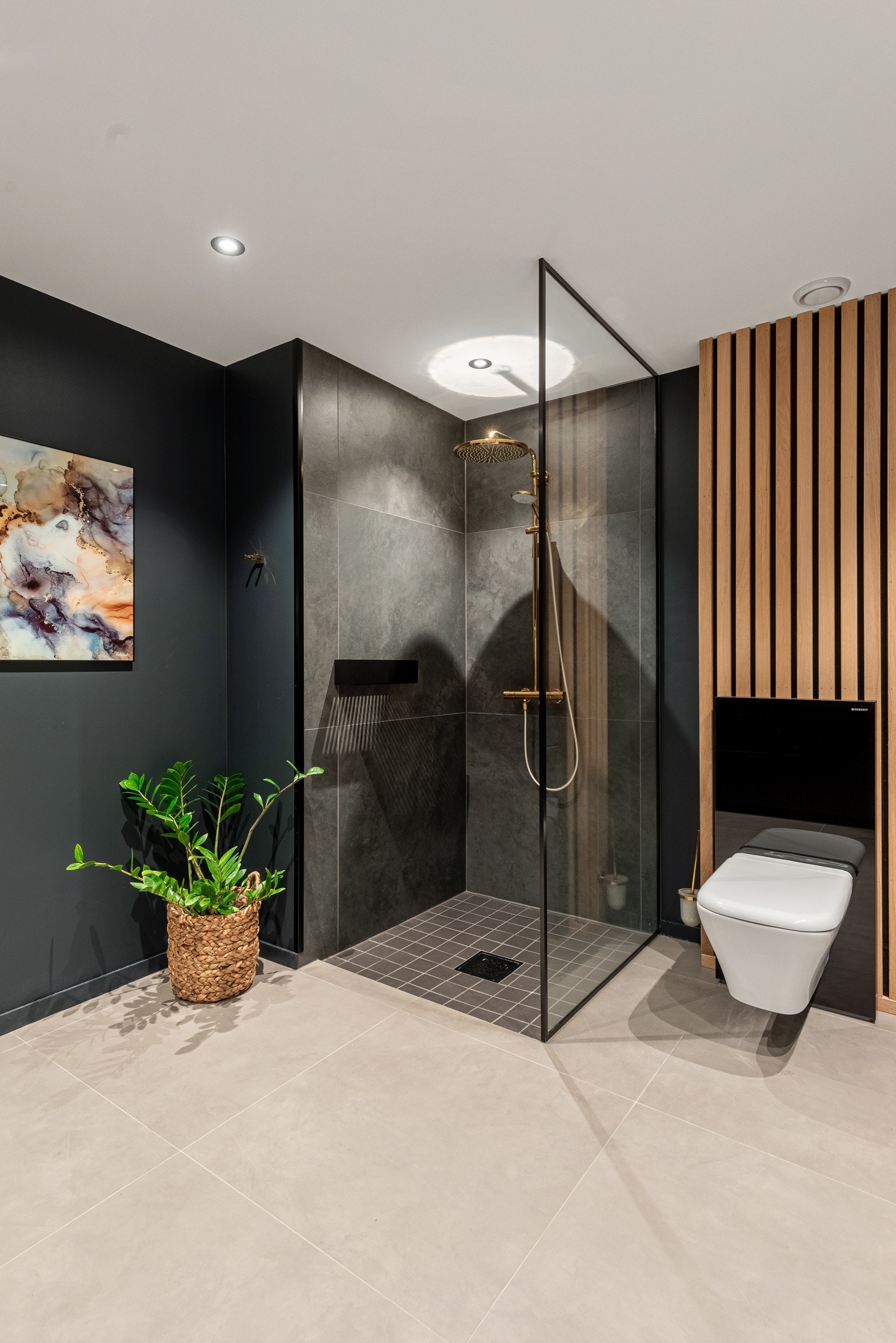 Vaskerommet er også et praktisk baderom med dusjnisje og toalett Galleribilde