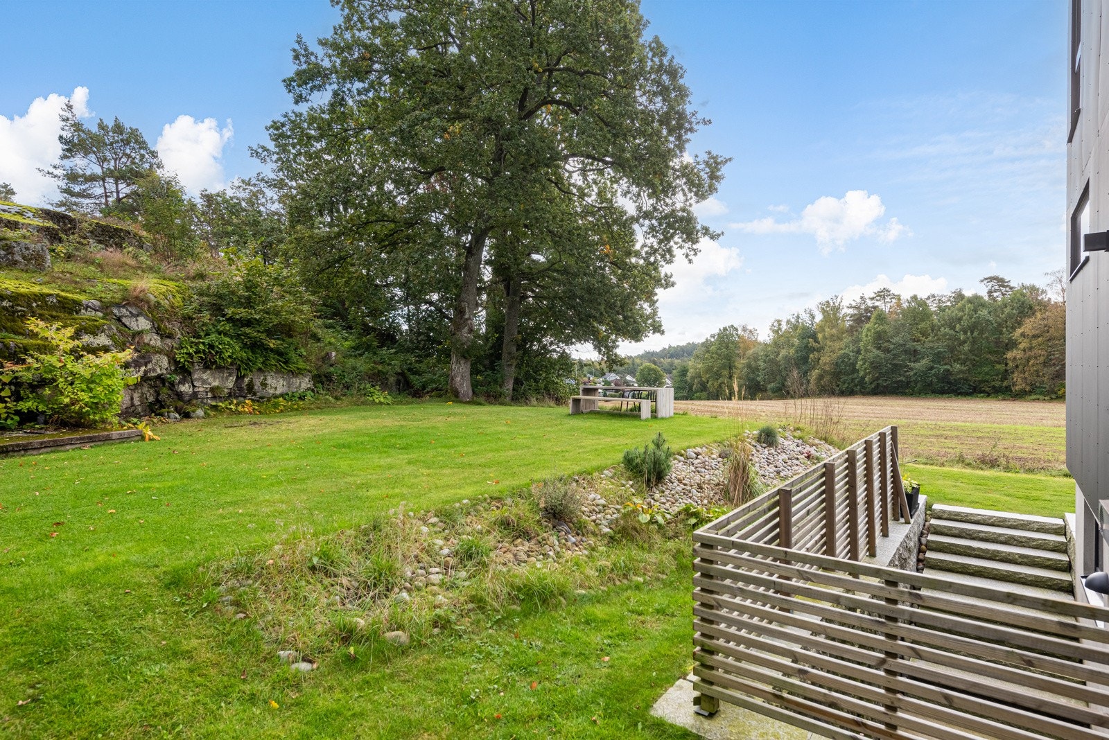 Hybel med inngang fra øst. Denne er pt leid ut, ta forbehold i budet om du event ønsker hele eiendommen ledig Galleribilde