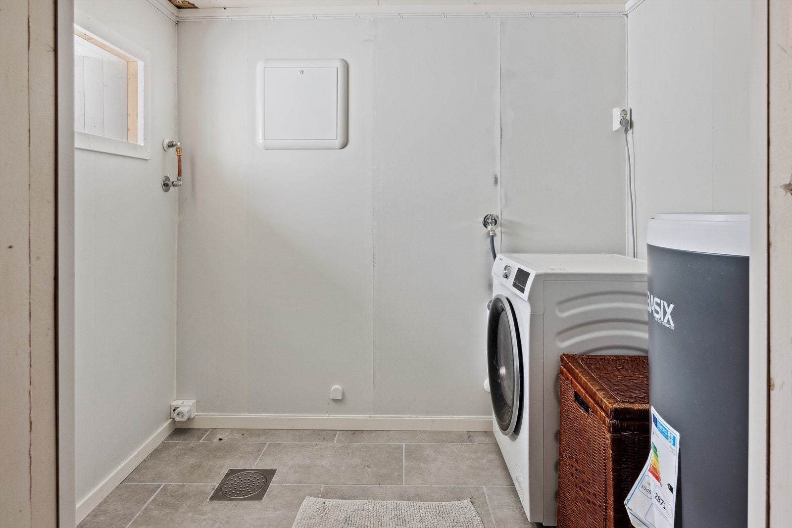 Vaskerom- Ny varmtvannsbereder og ny kjeller (vegger og gulv utbedret) (2022) Galleribilde