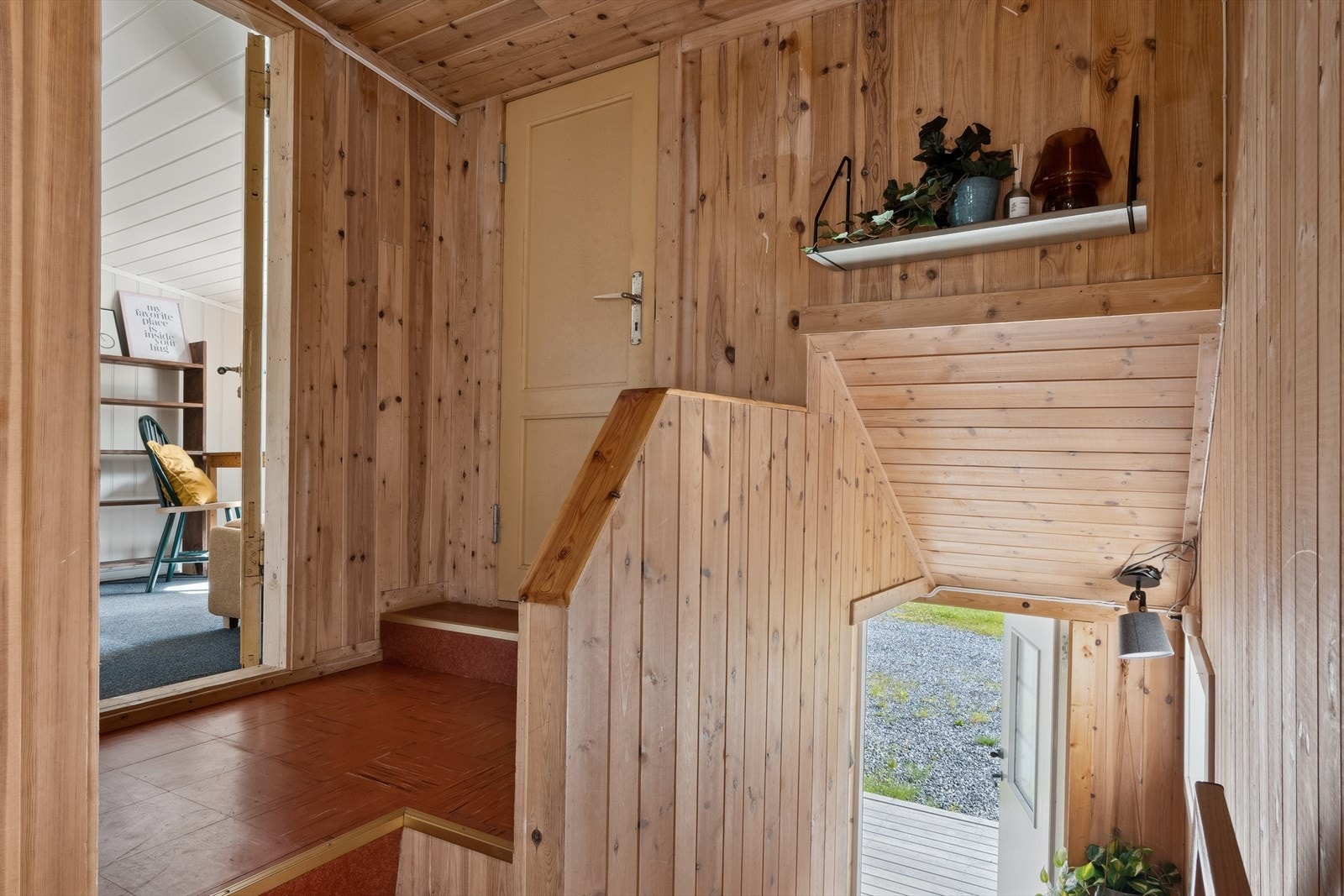 Hovedplan : Entré m/trapp, gang, kjøkken, stue og tre soverom Galleribilde