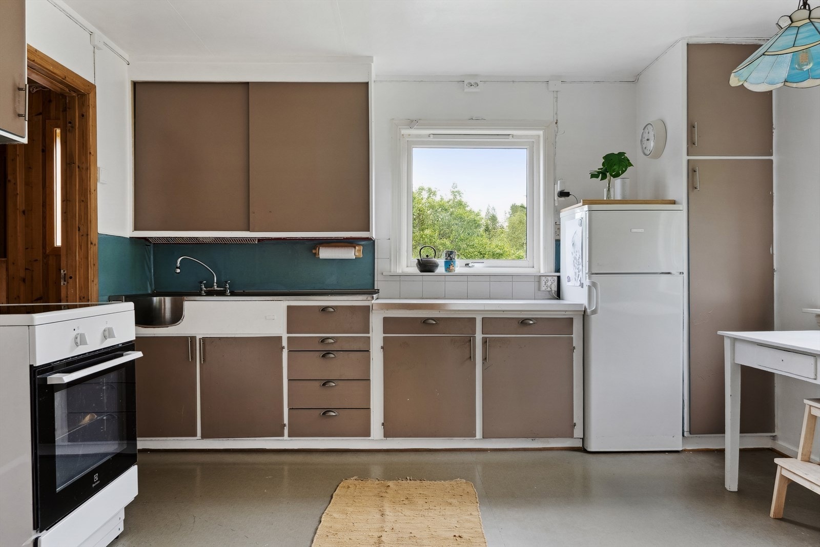 Hvitevarer medfølger. Kjøleskap, komfyr (2022), vaskemaskin (2022) og fryser. Galleribilde