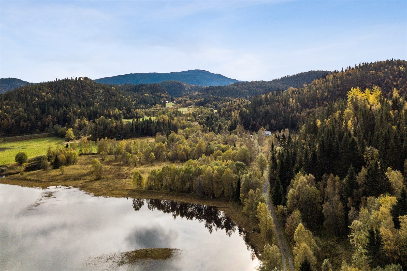 Eiendommen er på 133 dekar tomt med bl.a. noe skog og naturterreng, samt fine bade- og fiskemuligheter. Galleribilde
