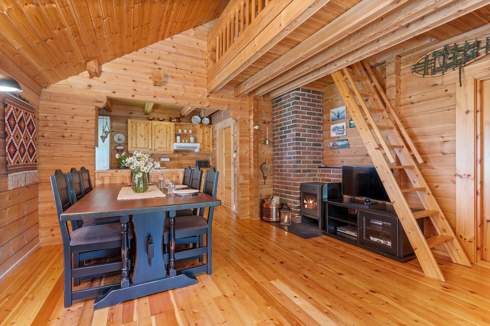 Åpen himling som skaper en romslig og god atmosfære Galleribilde