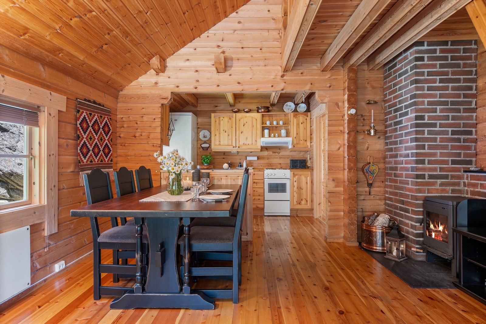 God plass til stort spisebord - Ypperlig samlingsplass for både mat og hygge Galleribilde