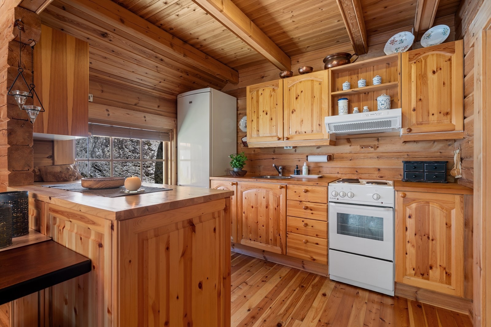 Heltre kjøkkeninnredning og medfølgende hvitevarer. Galleribilde