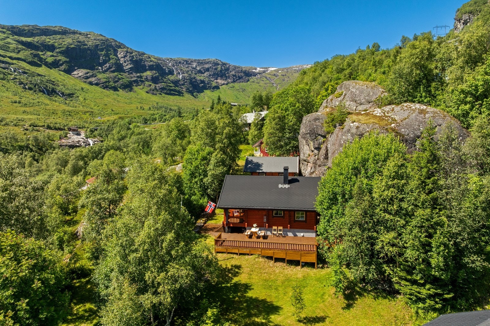 Pent opparbeidet tomt med velstelt grøntareal, lune og skjermede terrasser, badestamp og en koselig, overbygget grillplass. Galleribilde