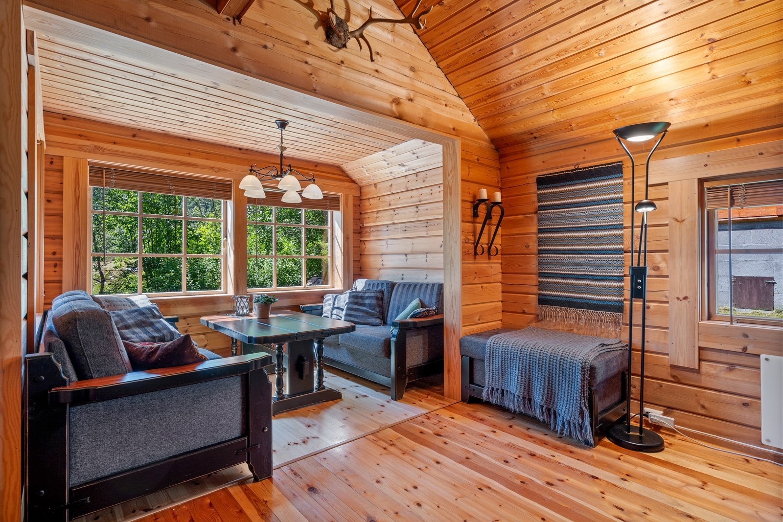 Hytten er tilbygget i stue og som gir en fin ekstra plass for sittegruppe Galleribilde