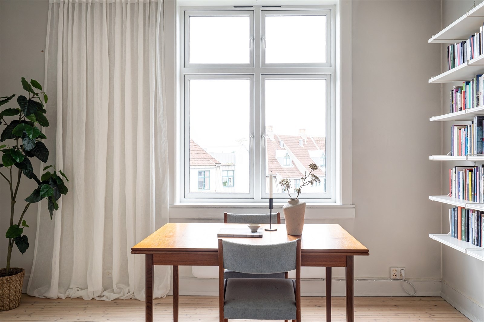 De store vindusflater gir rikelig med naturlig lys og skaper en åpen, lys og innbydende stue. Galleribilde