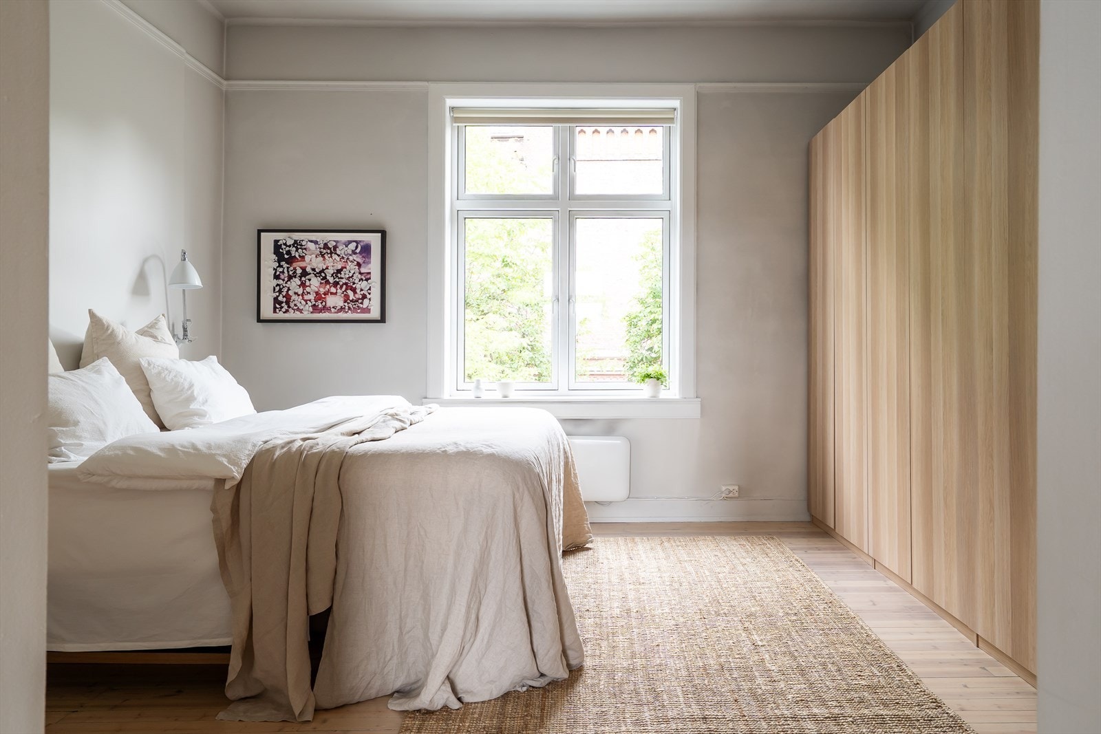 Lunt og rolig soverom med plass til dobbeltseng og garderobe. Galleribilde