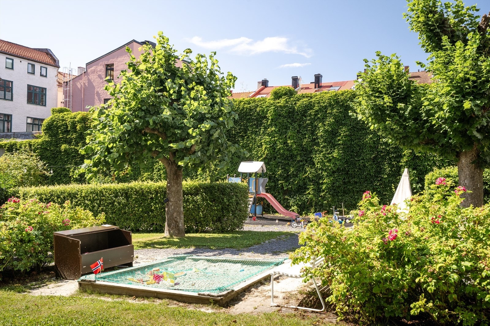 Gårdsrommet er lukket og pent opparbeidet med beplantning, sittegrupper og lekeplass. Galleribilde