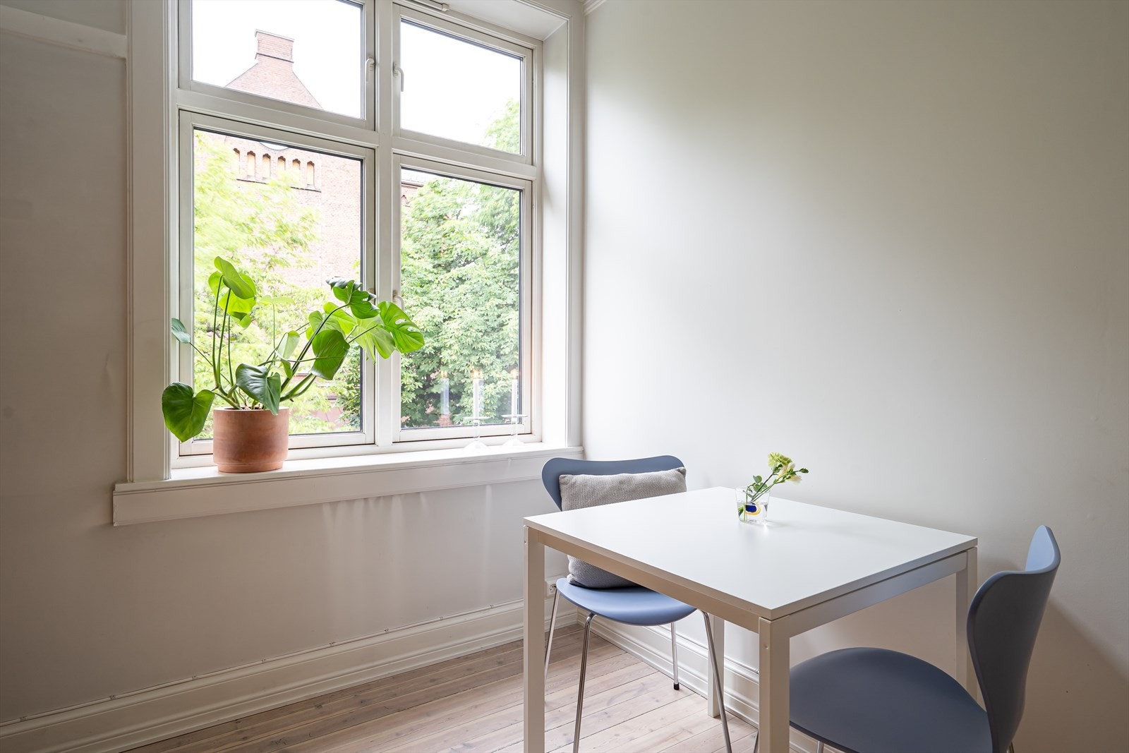 Innbydende spisekrok med hyggelig utsikt til felleshagen. Galleribilde