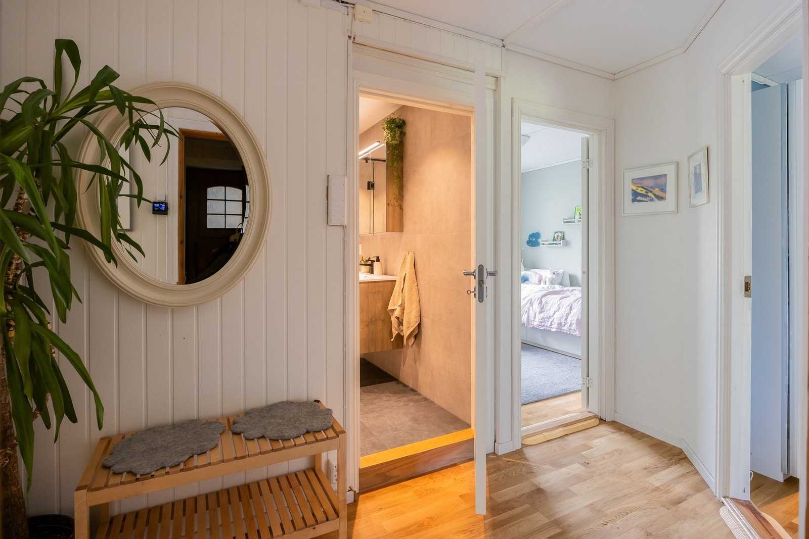 Entrèen fungerer som et bindeledd for hele boligen og har adkomst til samtlige rom. Galleribilde