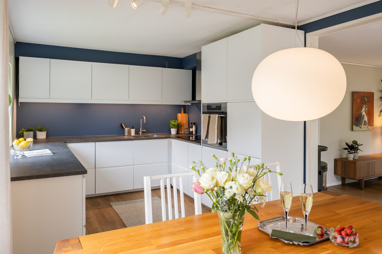 Av integrerte hvitevarer som medfølger har vi; Kombi kjøl - og fryseskap, stekeovn, koketopp og oppvaskmaskin. Det er montert komfyrvakt over kokesonen. Galleribilde