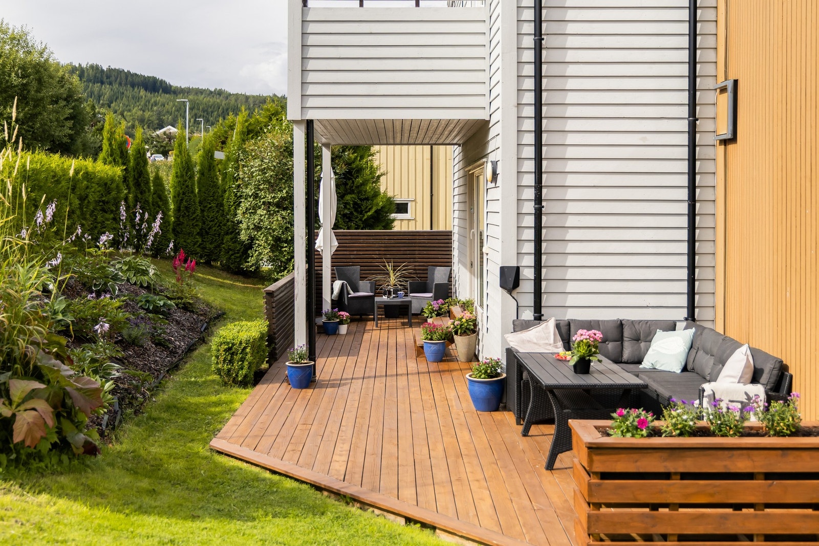 Boligen har gode fasiliteter som markterrasse på 29 kvm og hage med blomsterbed. Her kan man nyte solen fra 10-11 tiden til solnedgang. Galleribilde