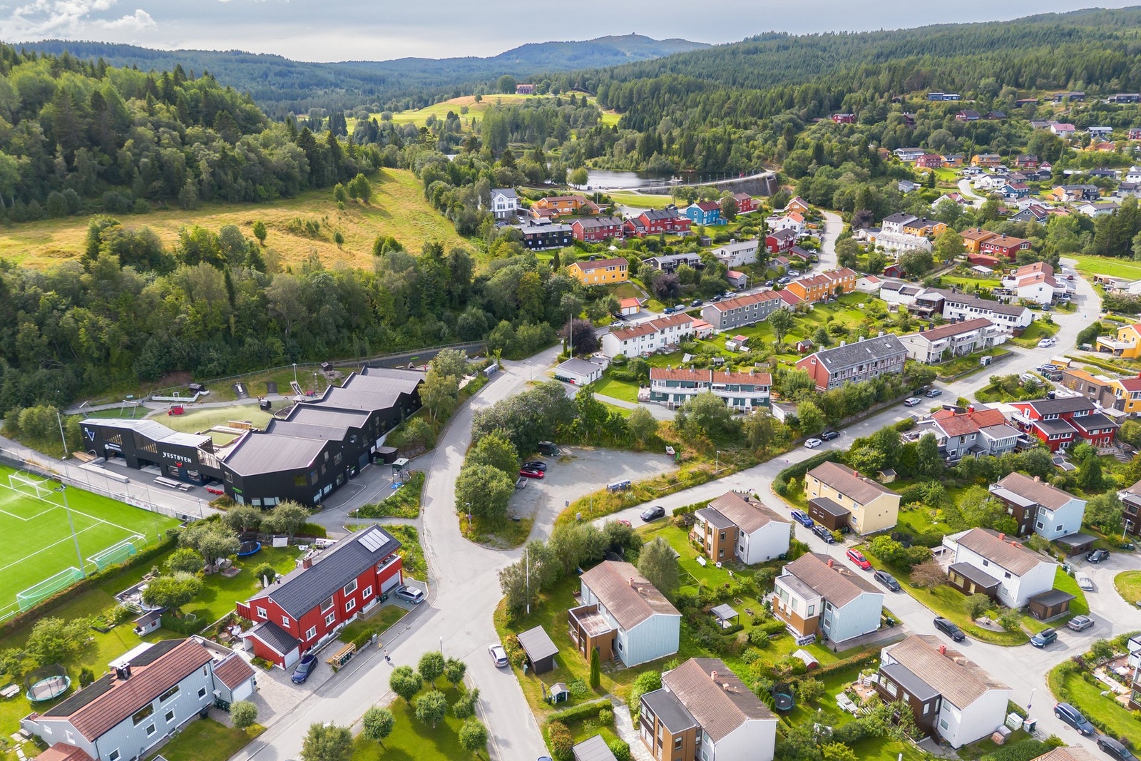 Fra boligen er det kort gangavstand til flere barnehager, og man har barne- og ungdomsskole innen gangavstand. Galleribilde