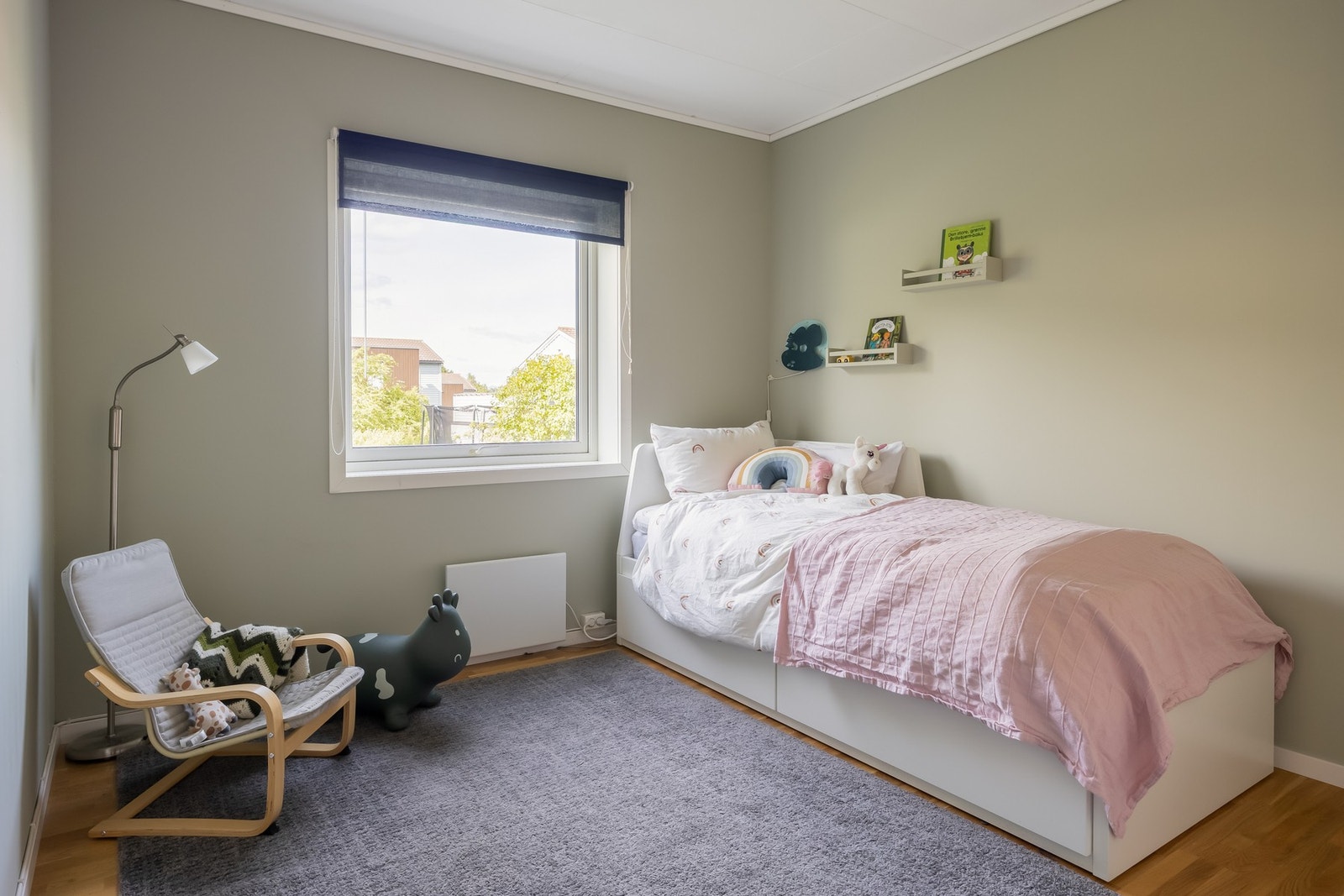 Soverom nr. 2 på 9,5 kvm, vender ut mot rolige og stille omgivelser. Galleribilde