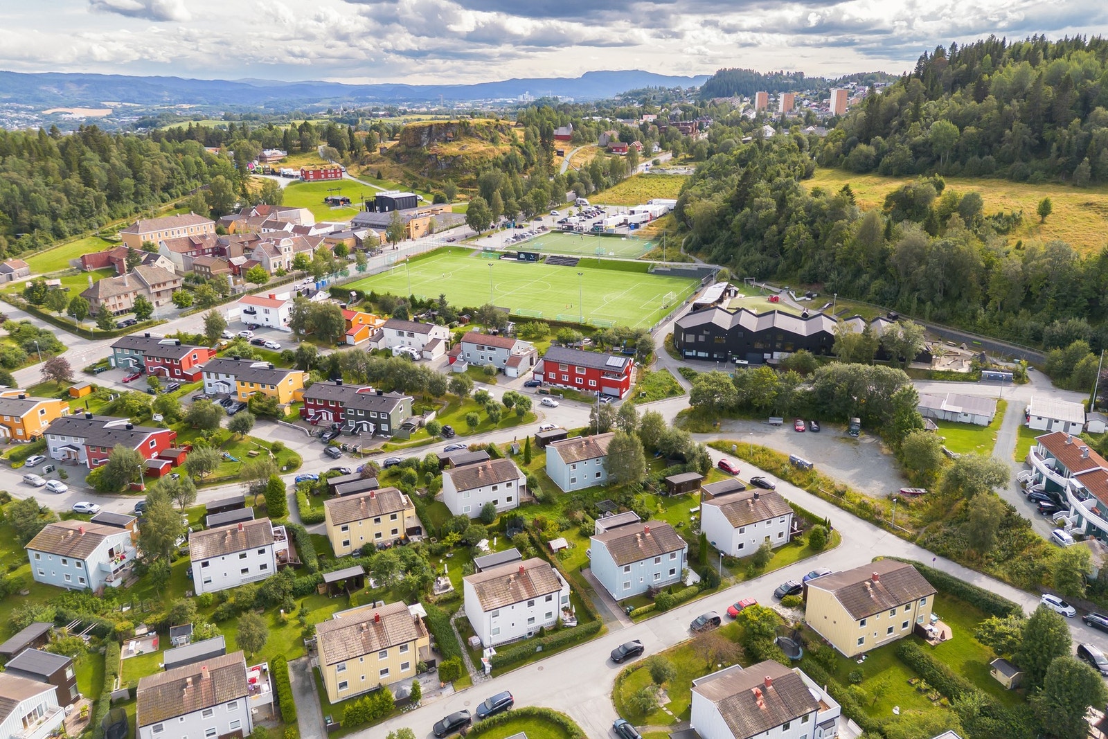 Byåsen butikksenter og Sverresborg butikksenter med mange fasiliteter innen ca. 10 min. gange fra boligen. Her har man Meny, Rema 1000, vinmonopol, to apotek, frisør, bakeri mv. Galleribilde