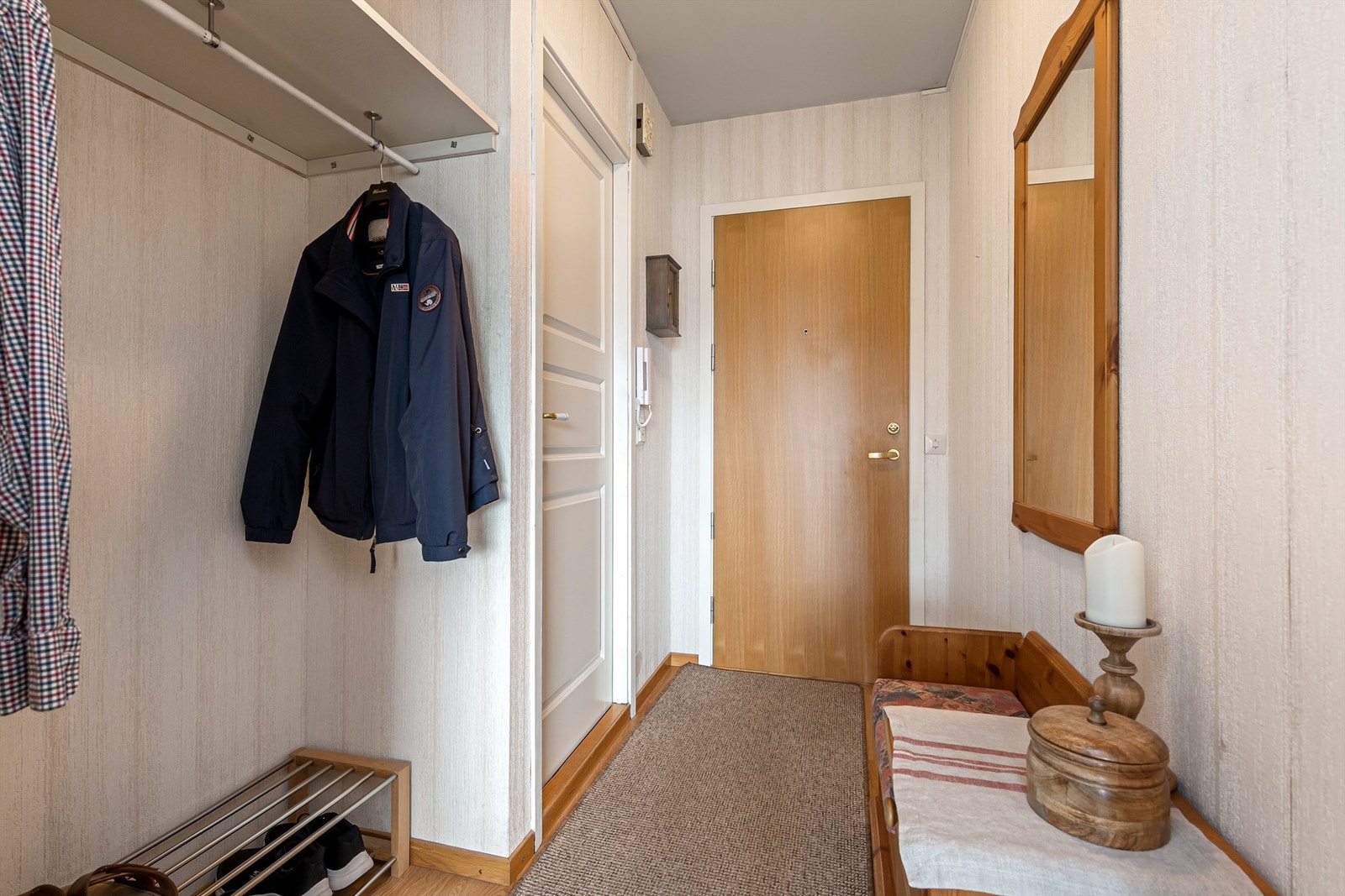 Gang/entre med god plass til yttertøy og sko Galleribilde