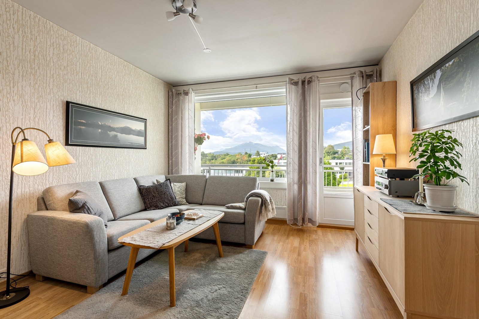 Det er utgang fra stue til sydvendt balkong på ca. 5 km Galleribilde