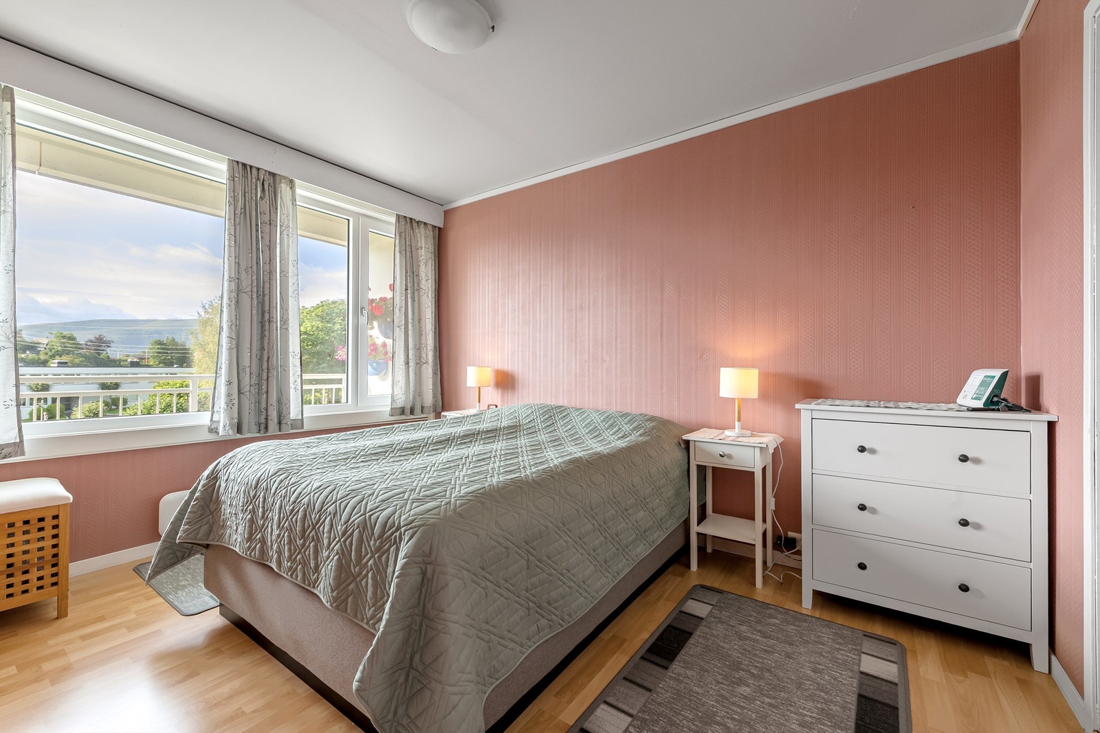 Soverom med gode lysforhold og utsikt Galleribilde